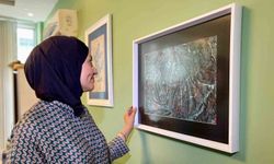 Modern anlayışla sürdürdüğü ebru sanatını gelecek nesillere aktarıyor