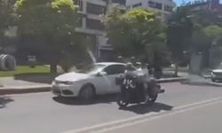 Motosiklete ters oturarak yaptıkları kasksız yolculuk 'pes' dedirtti