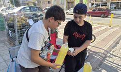 Okul harçlığını çıkarmak isteyen çocuklar limonata satarak aile bütçelerine katkı sağlıyor