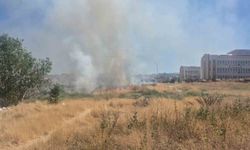 Okul ile sağlık ocağı arasındaki otluk arazideki yangın itfaiye ekiplerince büyümeden söndürüldü