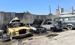 Otomobil yangını diğer araçlara sıçradı: 4 araç küle döndü