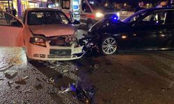 Otomobiller kafa kafaya çarpıştı: 2 yaralı