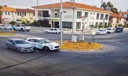 Otomobiller kavşakta çarpıştı, kaza anı güvenlik kamerasına yansıdı:1 yaralı