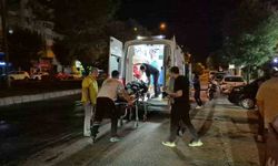 Refüj sulaması sebebiyle ıslanan yolda motosikleti devrilen kurye yaralandı