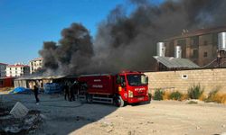 Şantiye alanındaki konteynerlerde yangın