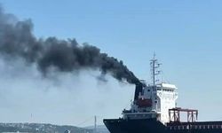 Sarayburnu açıklarında gemi bacasından yükselen dumanlar merak uyandırdı