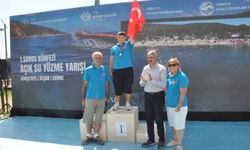 Saros Körfezi'nde Zafer Bayramı'na özel yüzme yarışmasında 200'ü aşkın sporcu kulaç attı