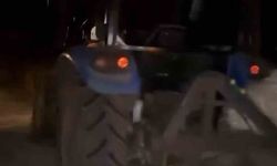 Sürücülerin kazayı fark etmesi için yola saman balyası koyarken otomobil çarptı