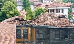 Tarihi binanın çatısı sağanak yağış sonrası çöktü