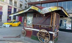Tarihi büfe otobüs çarpmasıyla hasar gördü