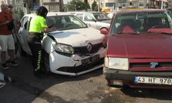 Tavşanlı'da iki otomobil kavşakta çarpıştı: 1 yaralı