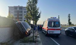 Tekirdağ'da kaldırımı aşan otomobil duvarda yan durdu