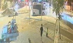 Tekirdağ'da kırmızı ışıkta geçen motosikletle minibüsün çarpıştığı kaza kamerada