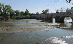 Tunca Nehri'nde su çekildi, kum adacıkları oluştu