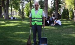 Türkü duyunca dayanamayan temizlik görevlisinin sesi dinleyenleri mest etti