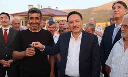 Vali Çiçek depremzede ailelerin sevincine ortak oldu