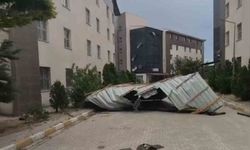 Van'da fırtına çatıları uçurdu