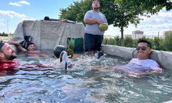 Yaz sıcaklarına alternatif çözüm: Kullanmadıkları kamyoneti seyyar havuza dönüştürdüler