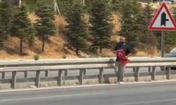 Yola düşen Türk bayrağını yerde bırakmadı