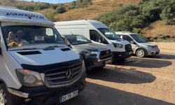 Yüksekova-Van karayolundaki çalışmalar sırasında araç kuyruğu oluştu