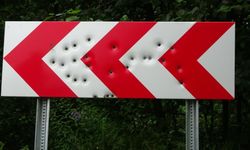 Karadeniz yaylalarında trafik levhaları kevgire döndü