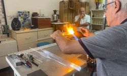 70 yaşındaki adam laboratuvar için ürettiği camları şimdi sanat için şekillendiriyor