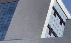 Alacağını tahsil edemeyince inşaatın çatısına çıktı