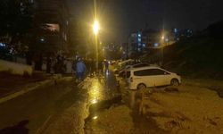 Ankara'da yol çöktü, onlarca araç mahsur kaldı