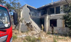 Antakya'da metruk bina yangını kontrol altına alındı