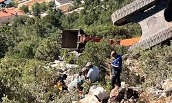 Antalya'da iş makinesi 60 metrelik uçuruma yuvarlandı operatör yaralı kurtuldu