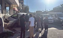 Arnavutköy'de kaza anı kamerada: Çarpışmanın etkisiyle kaldırıma uçtu