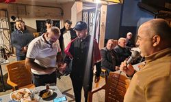 Asker uğurlama geleneği yaşatılıyor, oğullarına vatani görev öncesi kına yaktılar