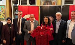 ATFF Başkanı Ayhan Yıldız'dan Başkonsolos Kaçar'a veda hediyesi