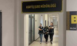 Babasını öldüren annesinin gözyaşlarını mahkeme salonunda sildi
