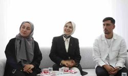 Bakan Göktaş, evlilik kredisinden yararlanan yeni evli çiftin ilk misafiri oldu
