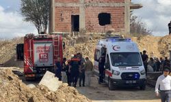 Başakşehir Şamlar Mahallesi'nde inşaat alanında toprak kayması yaşandı. Bölgeye itfaiye ekipleri sevk edildi. İlk belirlemelere göre göçük altında kalan 3 işçiden 2'si kurtarıldı. Göçük altındaki 1 işçiyi kurtarma çalışmaları devam ediyor