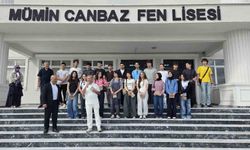 Başarılı öğrencilere okullarının ilk gününde tablet ve telefon sürprizi