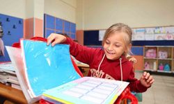 Başiskele'de miniklere kırtasiye hediyesi