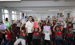 Başkan Metin'den öğrencilere kırtasiye desteği