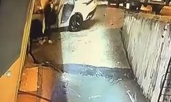 Beylikdüzü'nde feci kaza: Alev alan araçta mahsur kalan sürücüyü vatandaş kurtardı, o anlar kamerada