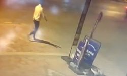 Bilecik'te 2 farklı bölgede araçlara zarar vererek lastikleri kesen şahıs güvenlik kamerasına yansıdı
