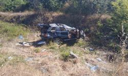 Bilecik'te otomobil refüje çarptı: 2 yaralı