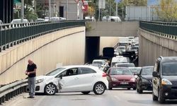 Bursa'da alt geçitte şerit değiştiren ticari araç otomobile çarptı