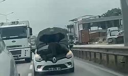 Bursa'da seyir halindeki otomobilin kaputunu açarak tamir yaptı