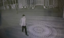 Caminin bağış kasasını devirdiler, ayakkabı çekeceğiyle para çalmaya çalıştılar