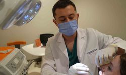 Çene kemiği erimesi implant tedavisine engel değil