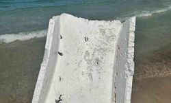 Çeşme'de denizi köpük kutular bastı