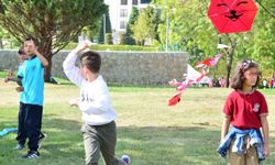 Çorum'da çocuklar, savaş bölgelerindeki akranları için gökyüzüne balon ve uçurtma bıraktı