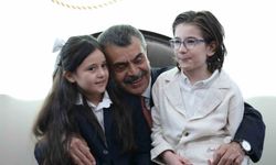 Cumhurbaşkanı Erdoğan ile şarkı söyleyen minik müzisyenlerden Bakan Tekin'e ziyaret