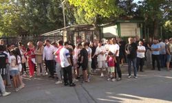 Dilek Özer Ortaokulu velileri okul önünde toplandı: 'Çocuklarımız güvende olsun'